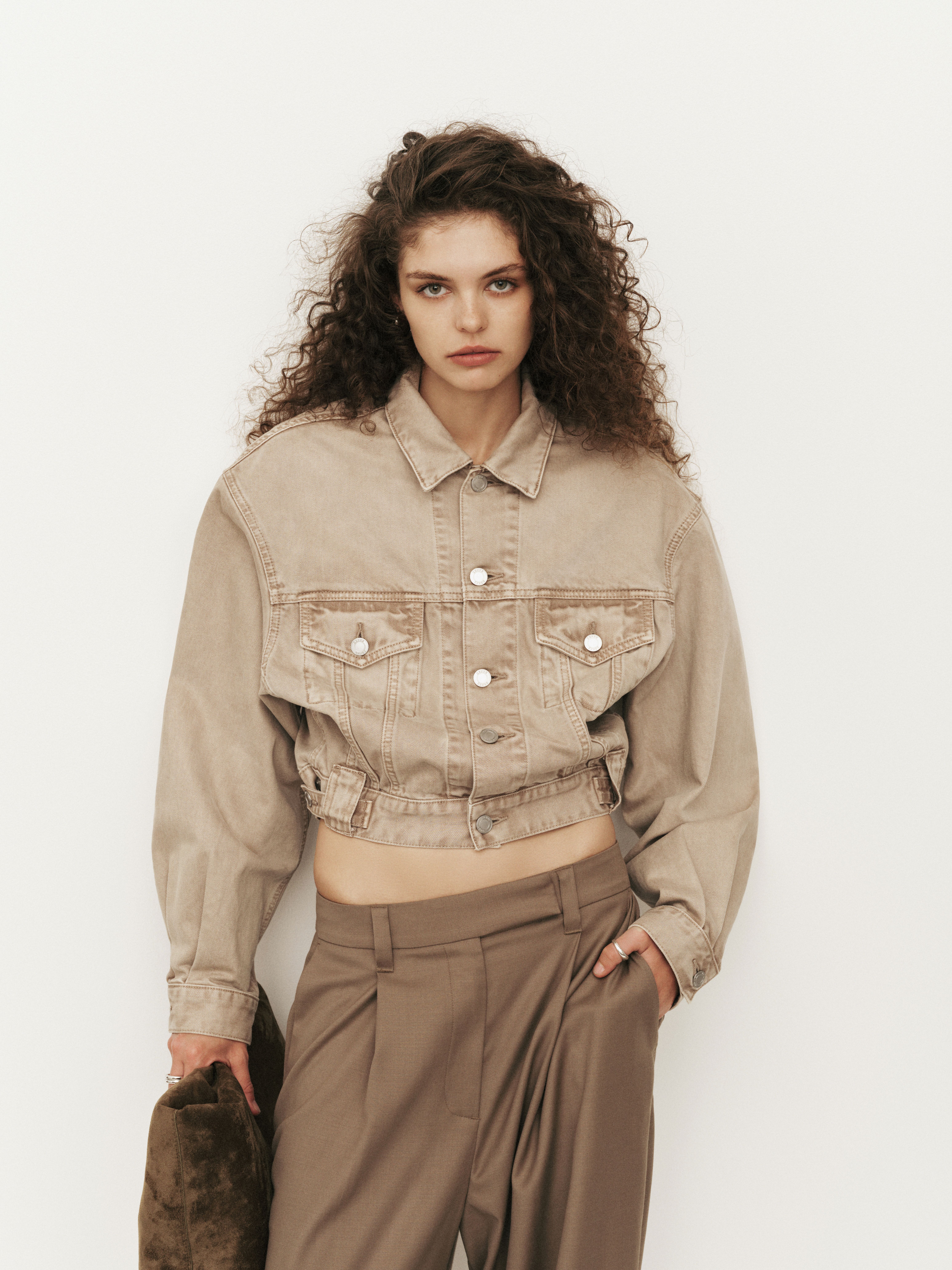 20250117_HENNE_AW26_Look_01_0064_FilmGrade.jpg